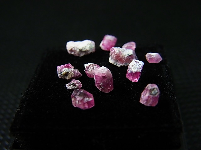 画像: ユタ州ワーワー鉱山産レッドベリル結晶原石 12点セット トータル 2.0カラット