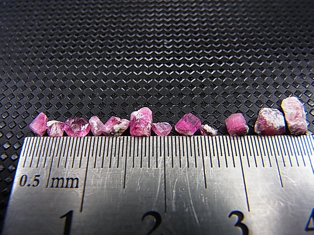 画像: ユタ州ワーワー鉱山産レッドベリル結晶原石 12点セット トータル 2.0カラット