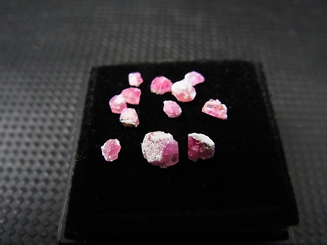 画像: ユタ州ワーワー鉱山産レッドベリル結晶原石 12点セット トータル 0.9カラット