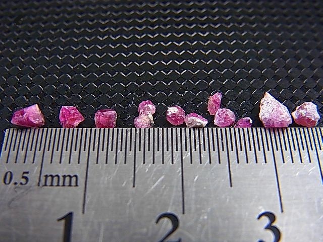 画像: ユタ州ワーワー鉱山産レッドベリル結晶原石 12点セット トータル 0.9カラット