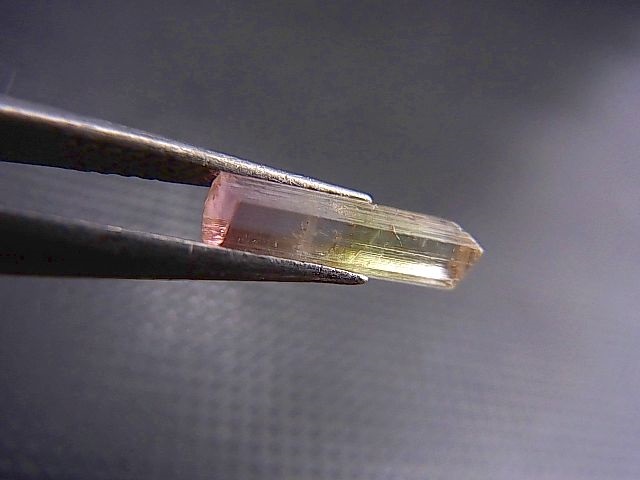 画像: アフガニスタン産バイカラートルマリン柱状結晶（ライトグリーン/ライトピンク） 0.9カラット