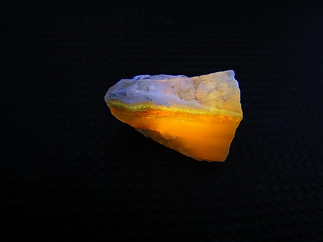 画像: Hokkaidoite北海道然別湖産蛍光オパール原石 1.6g