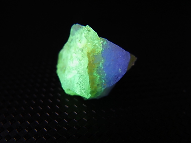 画像1: Hokkaidoite北海道然別湖産蛍光オパール原石 2.3g