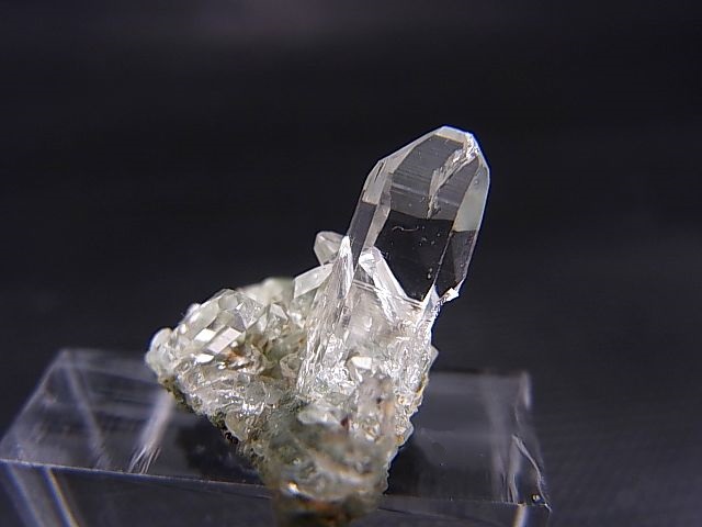 画像: インド・マニハール産ウォータークリア水晶クラスター（クローライト入り） 1.8g