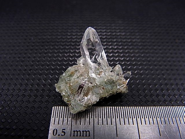 画像: インド・マニハール産ウォータークリア水晶クラスター（クローライト入り） 1.8g