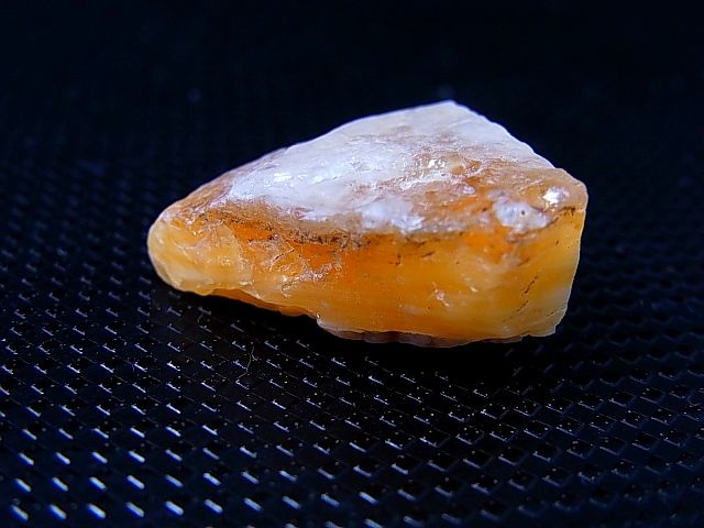 画像: Hokkaidoite北海道然別湖産蛍光オパール原石 4.1g