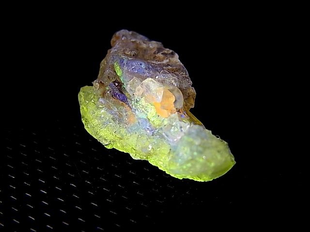 画像1: Hokkaidoite北海道然別湖産蛍光オパール原石 2.5g