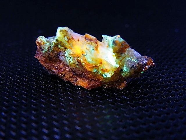 画像: Hokkaidoite北海道然別湖産蛍光オパール原石 1.4g