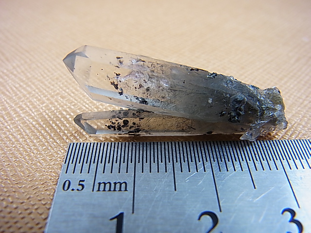 画像: ノルウェー産水晶ポイント（アクチノライト/ヘマタイト入り/連晶） 4.1g