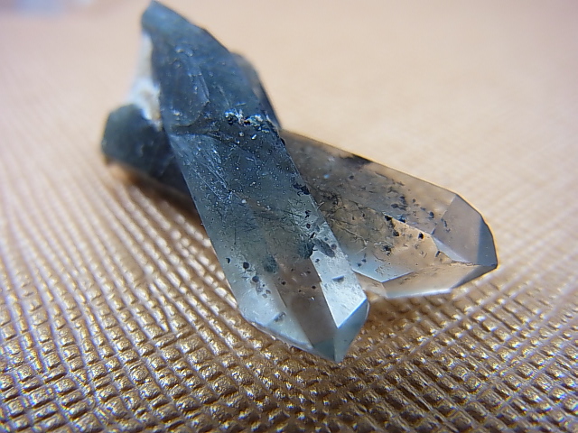 画像: ノルウェー産水晶ポイント（アクチノライト/ヘマタイト入り/連晶） 3.4g