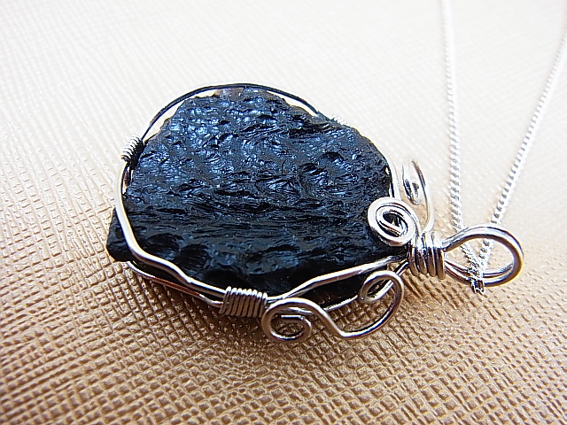 画像: ベトナム産インドシナイト（テクタイト）・ワイヤーアートペンダント（サービスチェーン付き） 8.2g