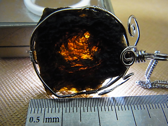 画像: ベトナム産インドシナイト（テクタイト）・ワイヤーアートペンダント（サービスチェーン付き） 8.2g