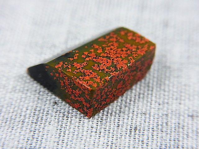 画像: 飯盛ラボストーン（IL-stone）「レアカラー：ブラッドストーン＆ブラック（紅葉石）」ガラス原石 9.1カラット