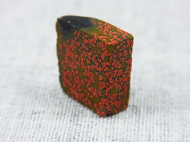 画像: 飯盛ラボストーン（IL-stone）「レアカラー：ブラッドストーン＆ブラック（紅葉石）」ガラス原石 9.1カラット