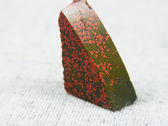 画像: 飯盛ラボストーン（IL-stone）「レアカラー：ブラッドストーン（紅葉石）」ガラス原石 10.2カラット