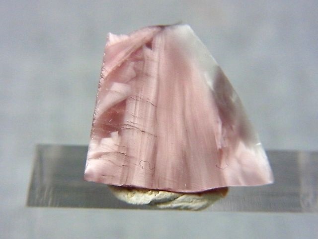 画像: ヴィクトリアストーン（飯盛ラボストーンIL-stone）ピンク原石（蛍光） 8.4カラット