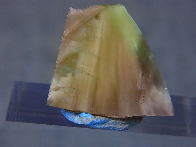 画像: ヴィクトリアストーン（飯盛ラボストーンIL-stone）ピンク原石（蛍光） 8.4カラット