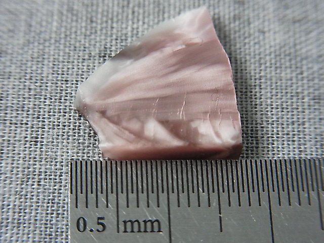 画像: ヴィクトリアストーン（飯盛ラボストーンIL-stone）ピンク原石（蛍光） 8.4カラット