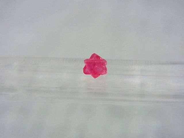 画像: ミャンマー・モゴック産レッドスピネル双晶原石「ダビデの星」 0.1カラット