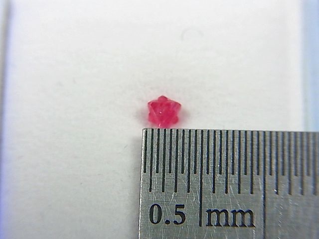 画像: ミャンマー・モゴック産レッドスピネル双晶原石「ダビデの星」 0.1カラット