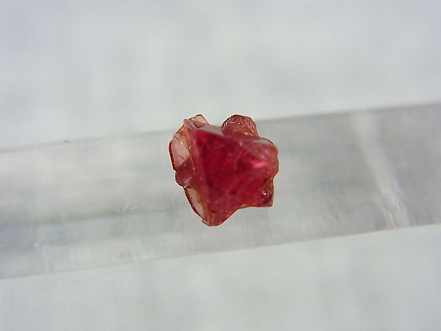 画像: ミャンマー・モゴック産レッドスピネル双晶原石「ダビデの星」 0.8カラット