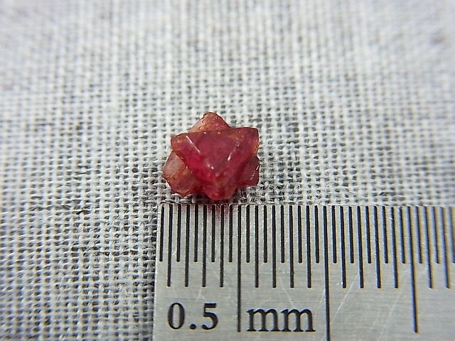 画像: ミャンマー・モゴック産レッドスピネル双晶原石「ダビデの星」 0.8カラット
