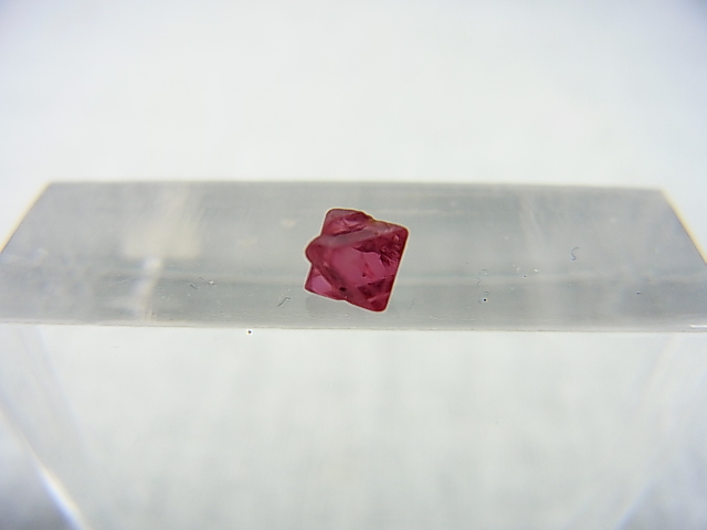 画像1: ミャンマー・モゴック産レッドスピネル双晶原石「ダビデの星」 0.2カラット