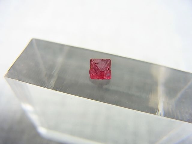 画像: ミャンマー・モゴック産レッドスピネル双晶原石「ダビデの星」 0.2カラット