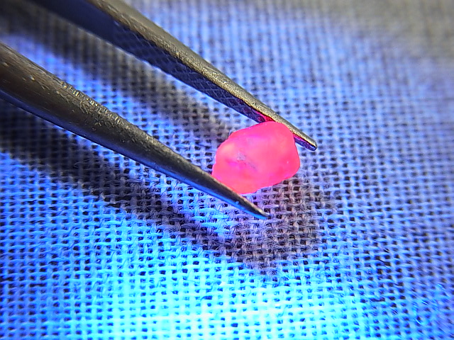 画像: ミャンマーモゴック産バイカラールビー結晶原石 0.3カラット