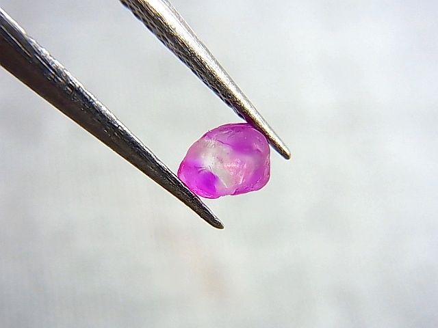 画像: ミャンマーモゴック産バイカラールビー結晶原石 0.3カラット