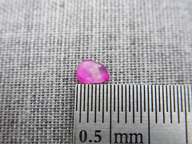 画像: ミャンマーモゴック産バイカラールビー結晶原石 0.3カラット