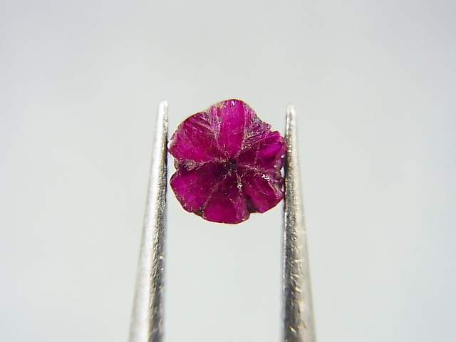 画像1: ミャンマーモゴック産トラピチェルビー結晶原石（研磨面あり） 0.5カラット