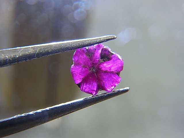 画像: ミャンマーモゴック産トラピチェルビー結晶原石（研磨面あり） 0.5カラット