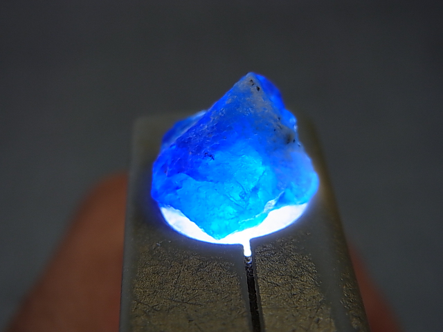 画像: アフガニスタン産アウィナイト原石 4.3カラット