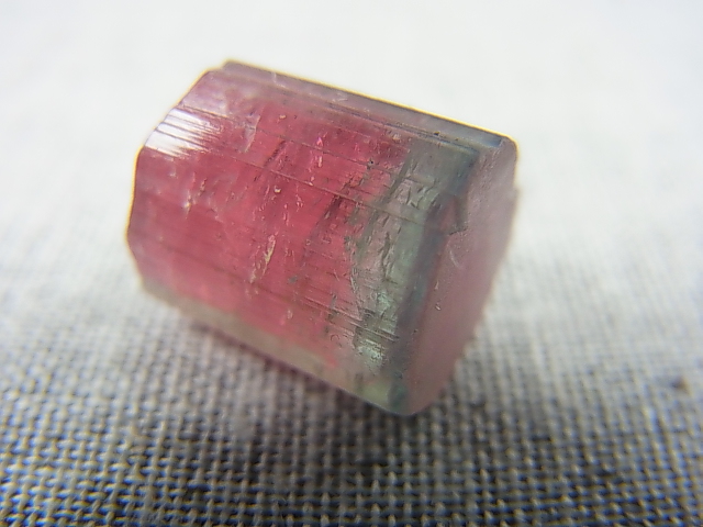 画像: アフガニスタン産バイカラートルマリン柱状結晶（ピンク/ブルーグリーン） 13.3カラット