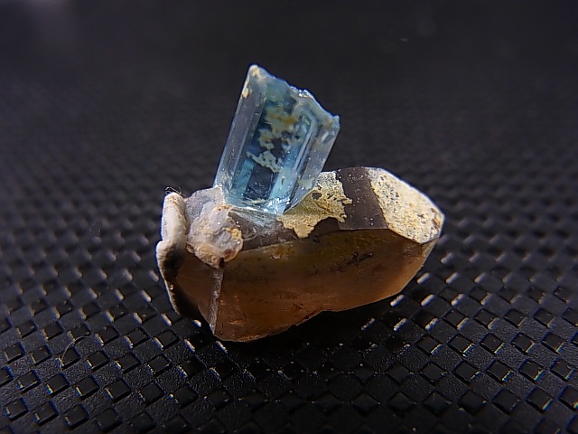 画像: ベトナム・タインホア産アクアマリン付きスモーキー水晶（ブラックトルマリン付き） 1.4g