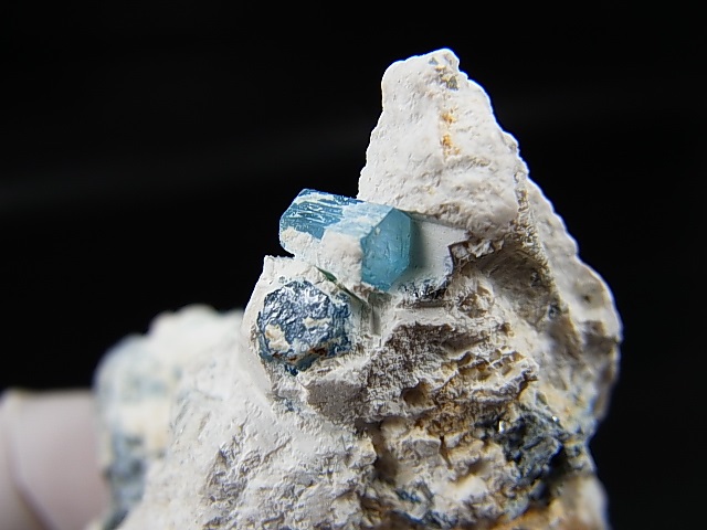 画像: ベトナム・タインホア産宝石品質アクアマリン付きカオリナイト 131.2g