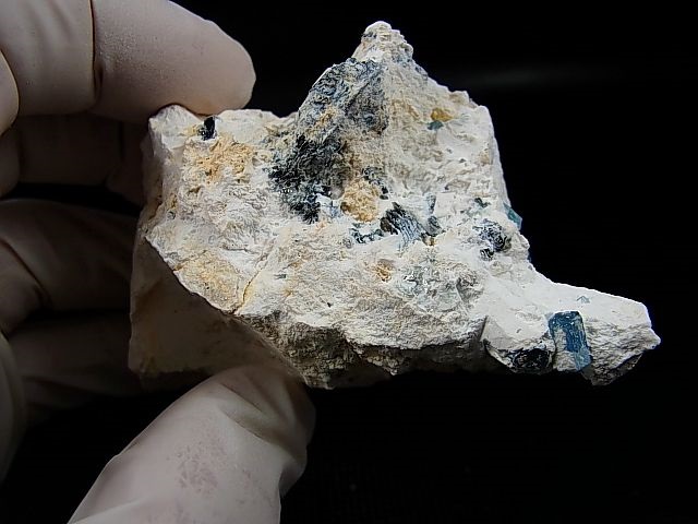 画像: ベトナム・タインホア産宝石品質アクアマリン付きカオリナイト 131.2g