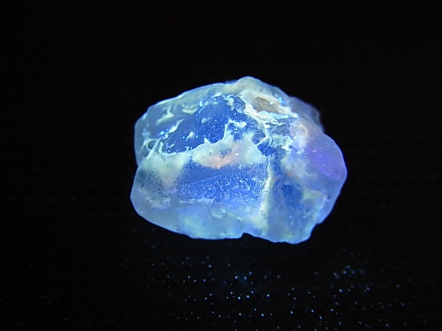 画像: パキスタン・ギルギット産「燐光」フローライト原石 4.0g