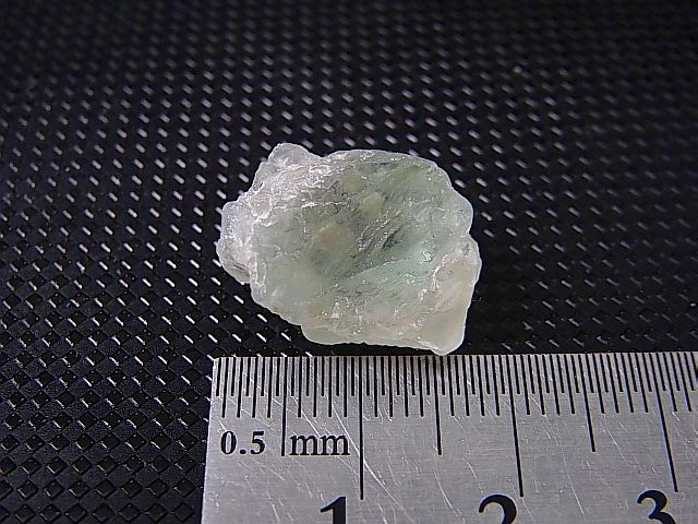 画像: パキスタン・ギルギット産「燐光」フローライト原石 4.0g