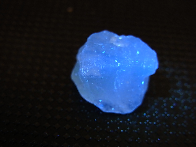 画像: パキスタン・ギルギット産「燐光」フローライト原石 2.6g