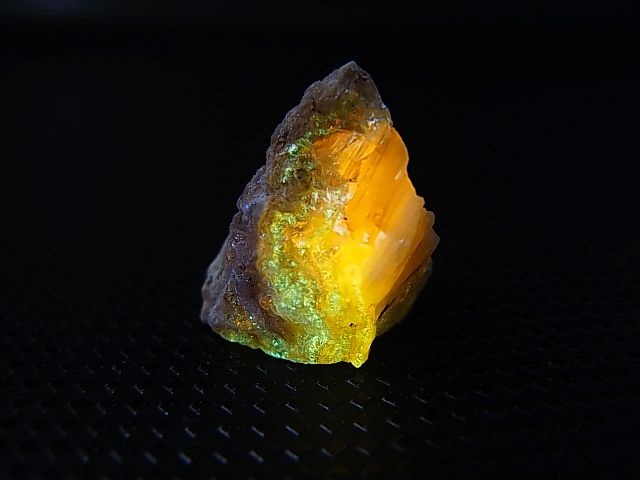 画像: Hokkaidoite北海道然別湖産蛍光オパール原石 2.6g