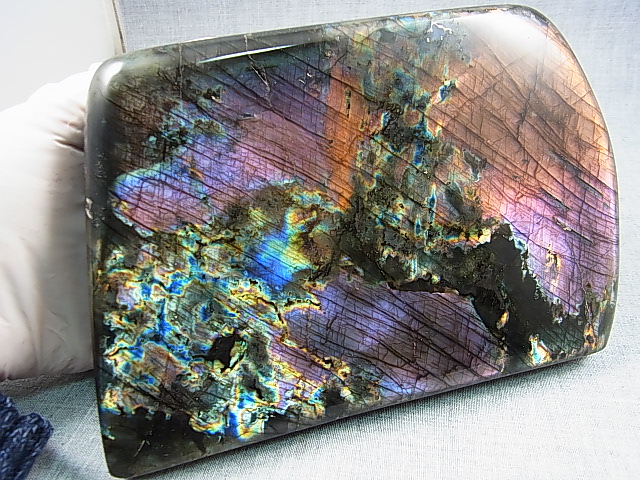 画像: キャビネットサイズ：マダガスカル産ラブラドライト研磨原石（パープルピンク＆ブルーマトリクス） 1,997g