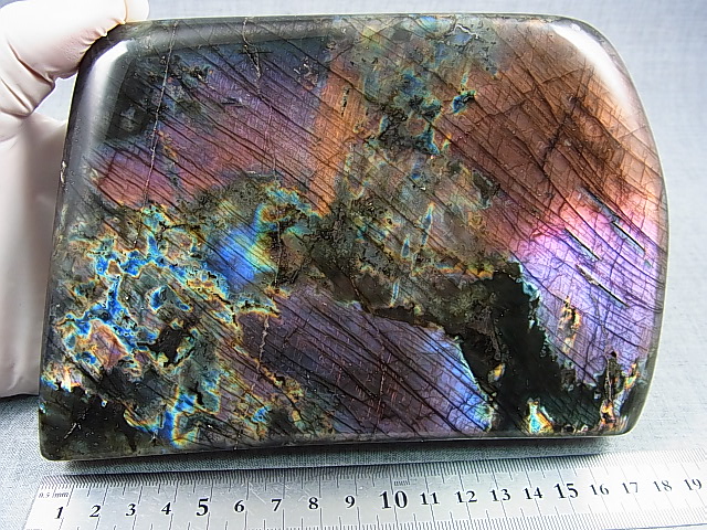 画像: キャビネットサイズ：マダガスカル産ラブラドライト研磨原石（パープルピンク＆ブルーマトリクス） 1,997g