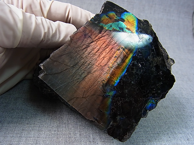 画像: フィンランド・ユレマー産スペクトロライト（パープルヴィオラミックス）原石ブロック（1面研磨） 555.8g