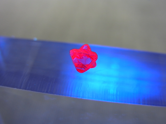 画像: ミャンマー・モゴック産レッドスピネル双晶原石「ダビデの星」 0.1カラット