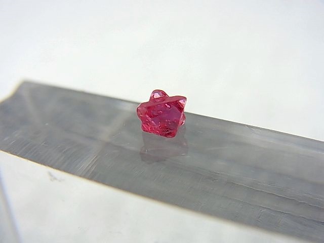 画像: ミャンマー・モゴック産レッドスピネル双晶原石「ダビデの星」 0.1カラット