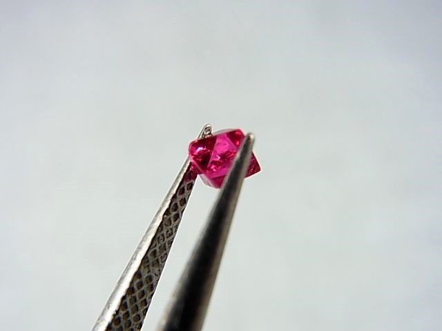 画像: ミャンマー・モゴック産宝石質ホットピンクスピネル結晶（八面体） 0.2カラット