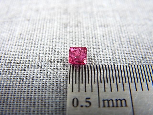 画像: ミャンマー・モゴック産宝石質ホットピンクスピネル結晶（八面体） 0.2カラット