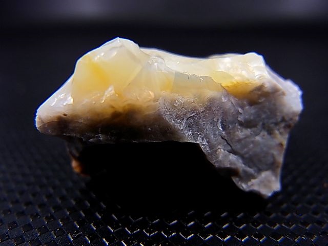 画像2: 北海道上藻別産イエローオパール原石 10.9g